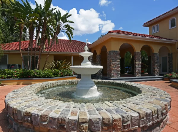 Apartment Outside | Grande Oasis at Carrollwood